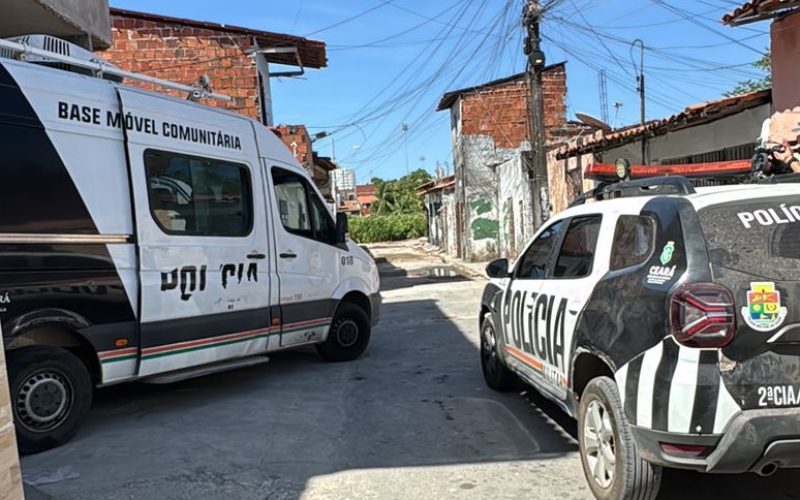 Criminosos invadem comunidade em Fortaleza, atiram em policiais e morrem em confronto