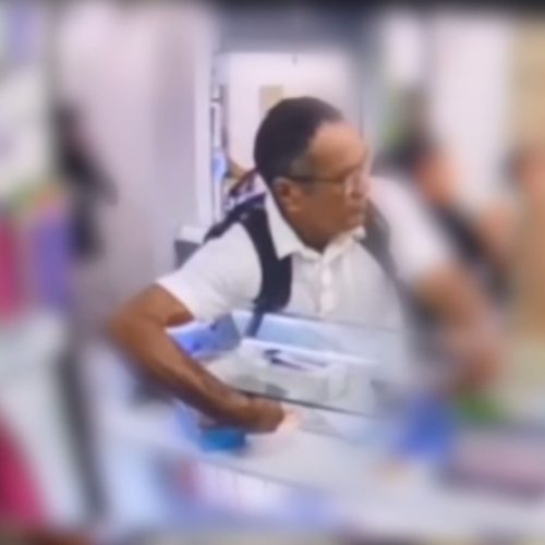 Ladrão furta celular de vitrine em quiosque de assistência técnica no Beco da Poeira, em Fortaleza
