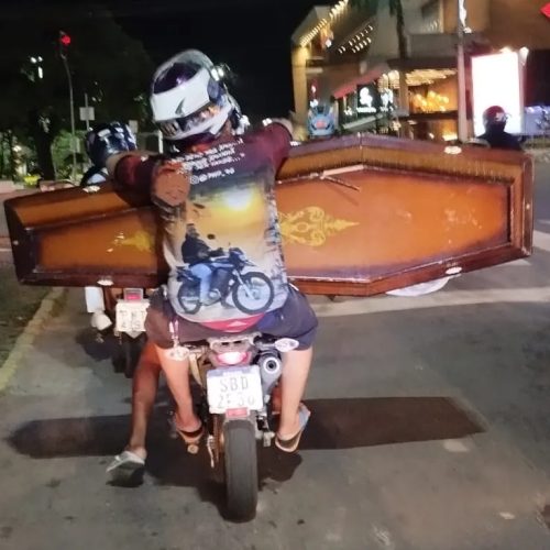 Homem é visto transportando caixão na garupa da moto, em Juazeiro do Norte/CE