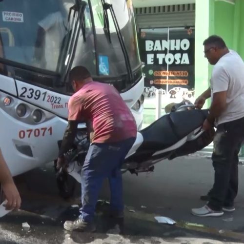 Piloto pula da moto logo antes do veículo bater e ficar preso embaixo de ônibus, em Maracanaú/CE
