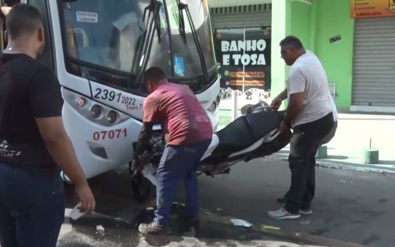 Piloto pula da moto logo antes do veículo bater e ficar preso embaixo de ônibus, em Maracanaú/CE