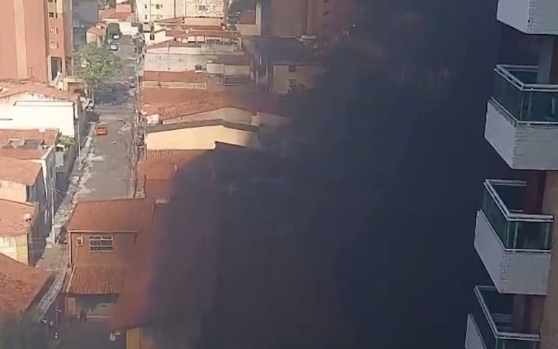 Incêndio é registrado em terreno no Centro de Fortaleza; moradores denunciam uso de drogas no local