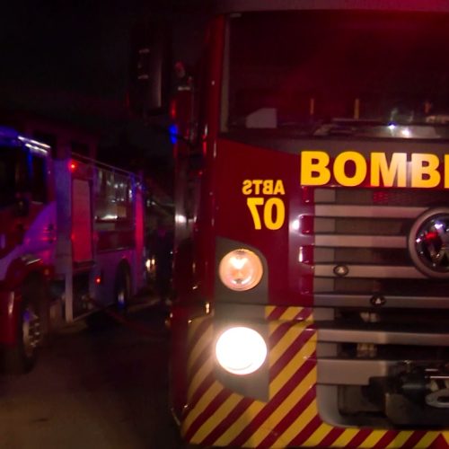 Incêndio destrói oficina de motos em Fortaleza e crianças são retiradas do local às pressas