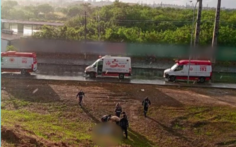 Motociclista morre ao bater em mureta de viaduto em Fortaleza; garupeiro fica ferido