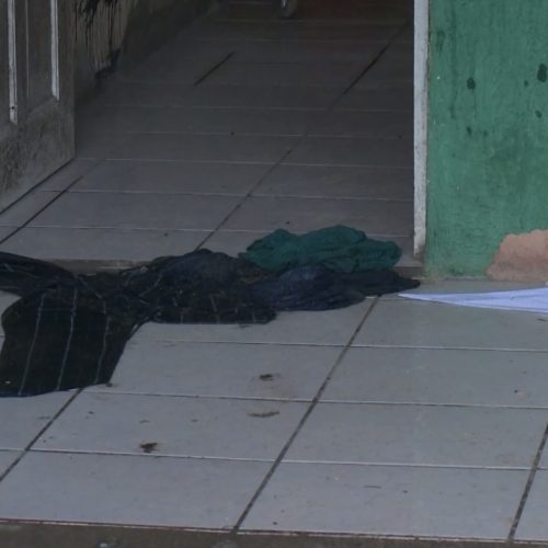 Homem é morto em casa, na frente da esposa, por criminosos fingindo ser policiais