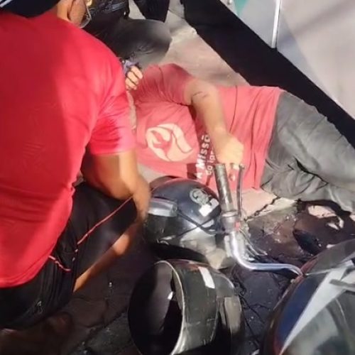 Acidente entre ônibus e moto em Fortaleza termina com motociclista embaixo do coletivo