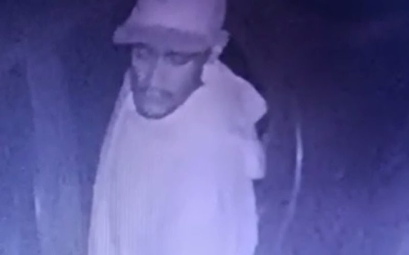 Criminoso é flagrado invadindo casa e amarrando lençol em bicicleta para furtá-la, em Fortaleza