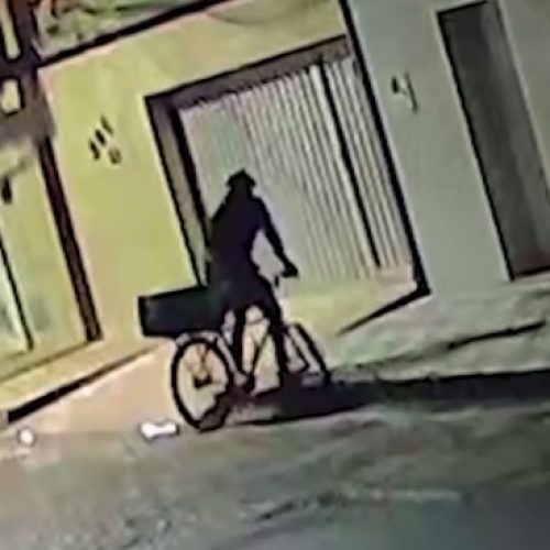 Ladrão abre portão de casa e furta pertences durante a madrugada, em Fortaleza
