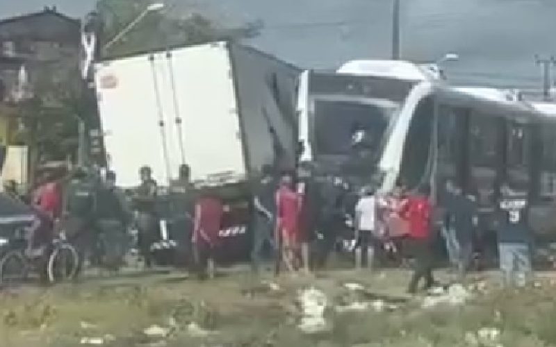 Acidente: caminhão e trem do VLT colidem na Avenida Francisco Sá, em Fortaleza