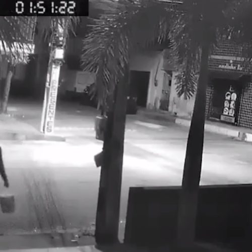 Câmera flagra criminoso arrombando hamburgueria e furtando produtos em Fortaleza