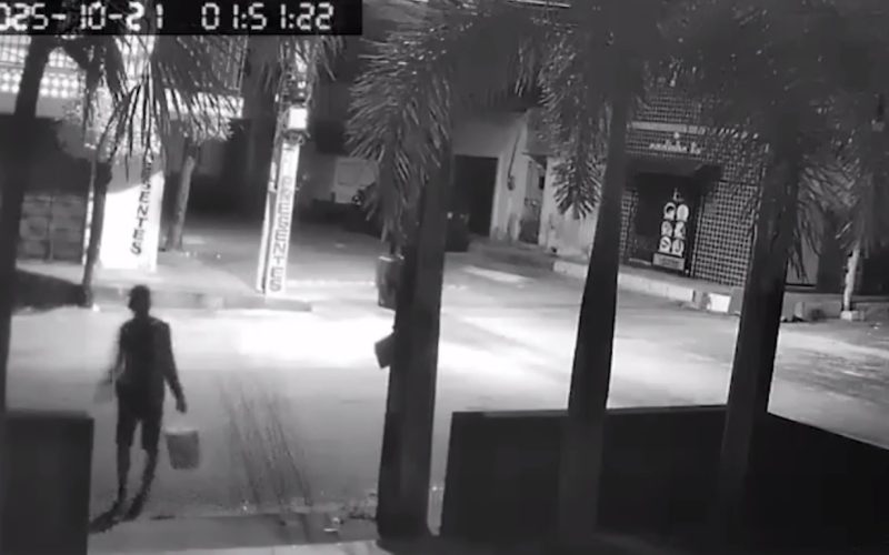 Câmera flagra criminoso arrombando hamburgueria e furtando produtos em Fortaleza