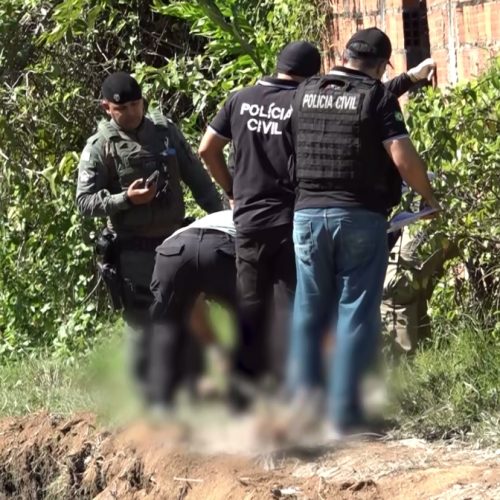 Corpo é encontrado durante escavações de obra em Caucaia/CE; vítima foi morta a pedradas e pauladas