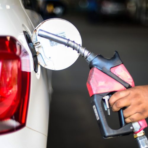 Gasolina segue cara: postos de Fortaleza ignoram redução anunciada pela Petrobras