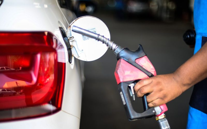 Gasolina segue cara: postos de Fortaleza ignoram redução anunciada pela Petrobras