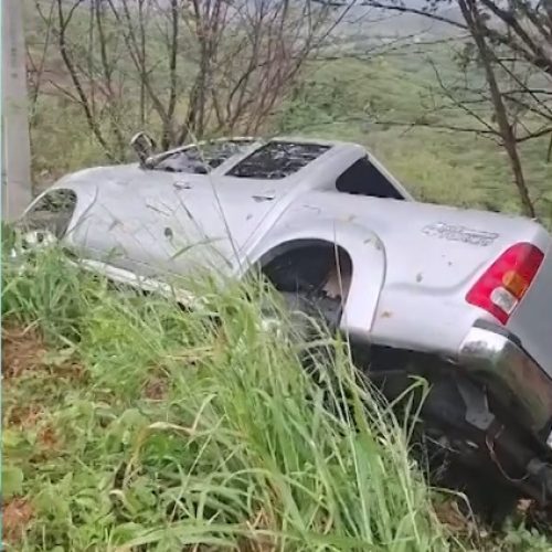 Motorista perde controle de Hilux, sai da pista e desce ribanceira em Pedra Branca, no Ceará