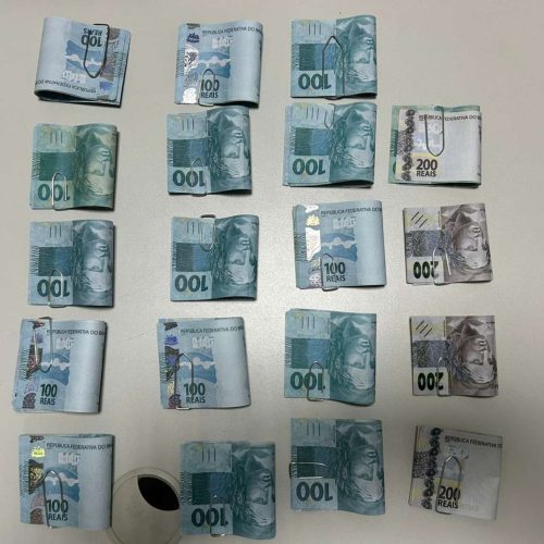 Homem é preso por transportar em Hilux mais de R$ 18 mil em cédulas falsas, em Caucaia/CE