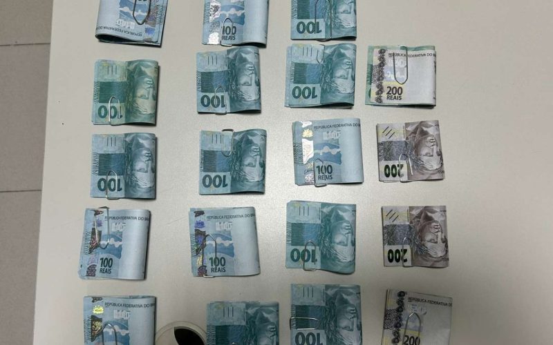 Homem é preso por transportar em Hilux mais de R$ 18 mil em cédulas falsas, em Caucaia/CE