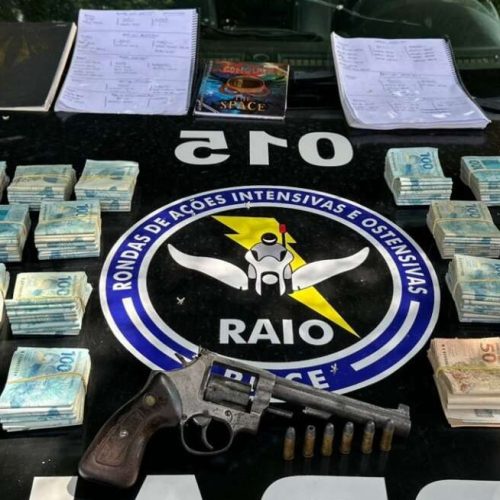 Agiota é preso em Quixeramobim/CE após ameaçar devedores com revólver e reter cartões bancários