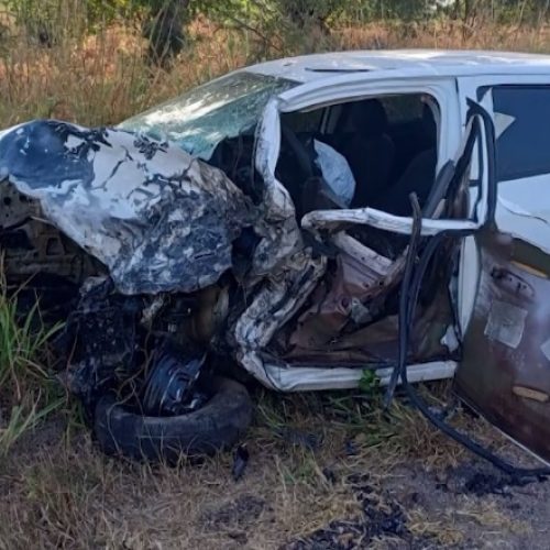 Motorista morre após carro bater de frente com caminhão-tanque na BR-116, em Cascavel/CE