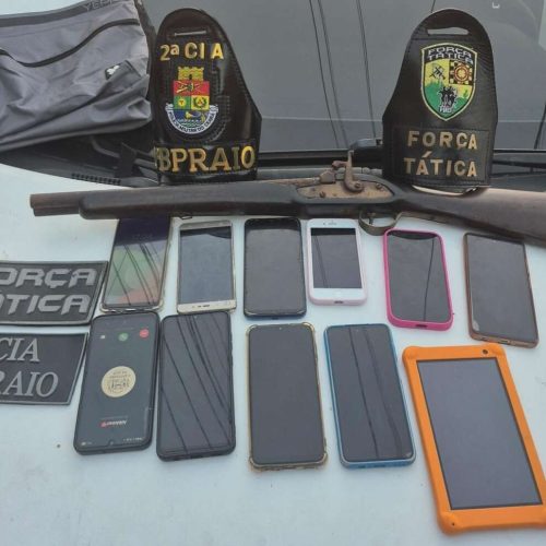 Criminosos são presos com 11 celulares roubados após tiroteio e perseguição policial em Fortaleza
