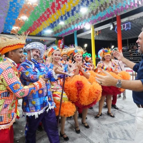Elmano visita São João de Maracanaú, acompanhado por prefeitos e deputados