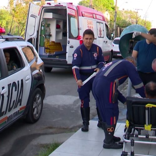 Homem é espancado na rua a mando de facção criminosa após agredir a esposa, em Fortaleza
