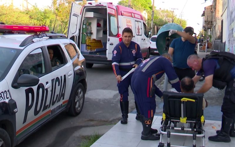 Homem é espancado na rua a mando de facção criminosa após agredir a esposa, em Fortaleza