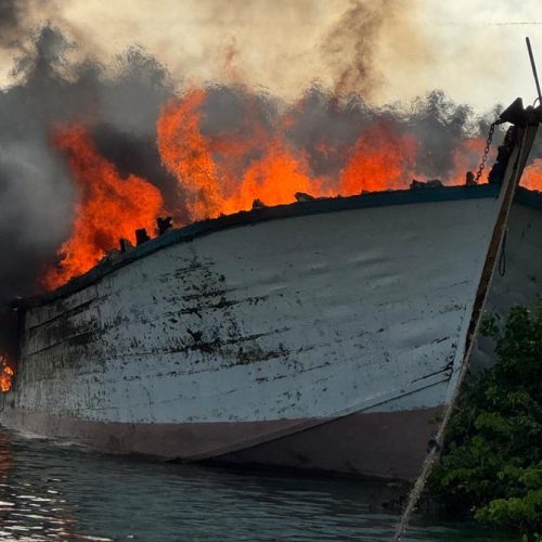 Barco de R$ 1,8 milhão incendiado no Ceará: mais 4 envolvidos são presos, chegando a 9 capturados