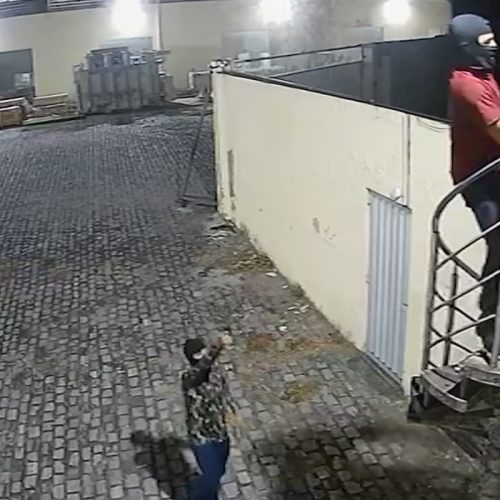 Vigilante reage a assalto e mata dois criminosos em galpão em Aquiraz/CE; ação foi filmada