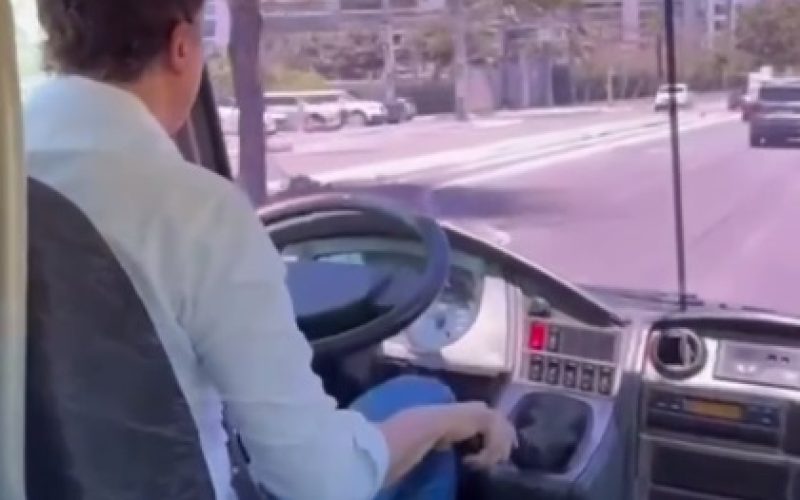 Ministro Camilo Santana faz aulas práticas para tirar CNH de ônibus em Fortaleza