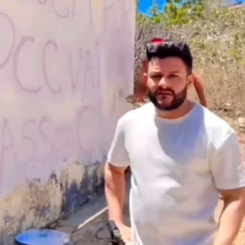 Policiais cobrem pichação de facção criminosa em Quixeramobim, no interior do Ceará