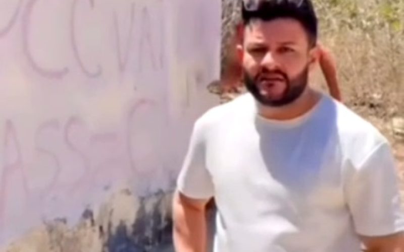 Policiais cobrem pichação de facção criminosa em Quixeramobim, no interior do Ceará