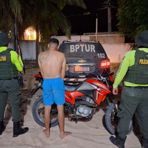 Foragido com passagens por homicídio é preso com granada, arma e drogas em praia no Ceará