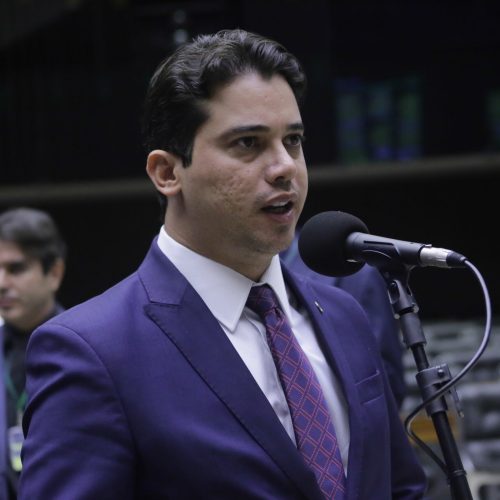 Quem é Júnior Mano, deputado do Ceará, alvo de investigação da PF