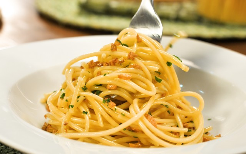 Clássico e fácil: como fazer macarrão ao alho e óleo