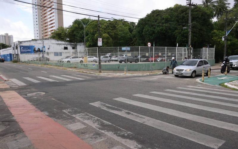 Trecho da Rua Pinto Madeira, em Fortaleza, é bloqueado para obras em área escolar