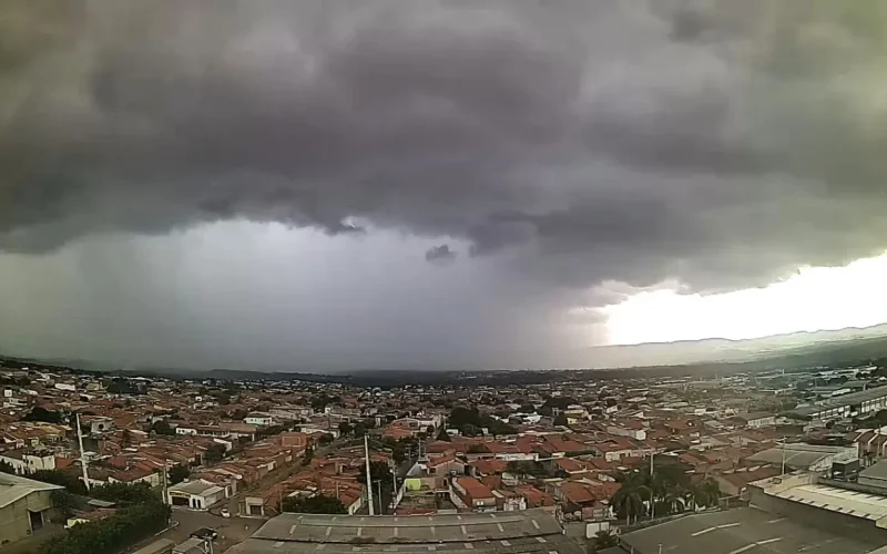 Frente fria deve provocar chuvas isoladas e ventos fortes em áreas do Ceará nos próximos dias