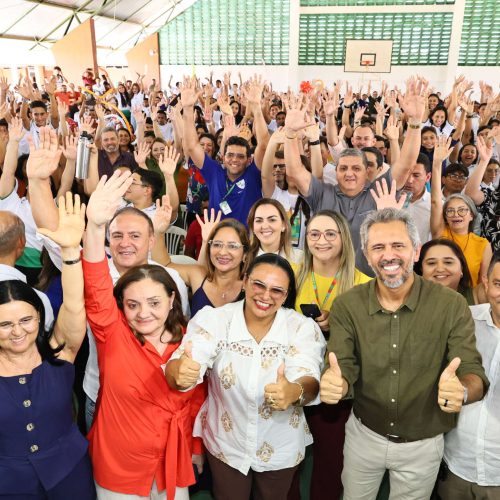 Em Paramoti, Governo do Ceará entrega Areninha e tablets para estudantes do Ensino Médio