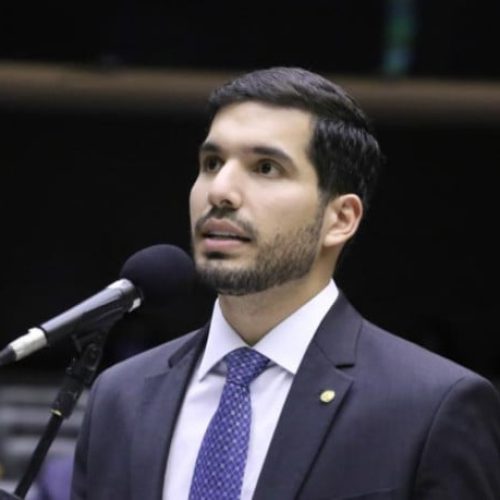 André Fernandes pede um minuto de aplausos pelos mais de 100 mortos em operação no Rio