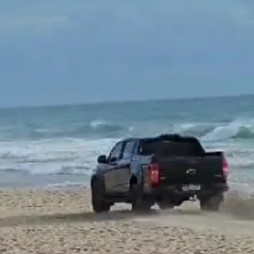 Adolescente dirige picape em alta velocidade na faixa de areia da Praia do Futuro, em Fortaleza