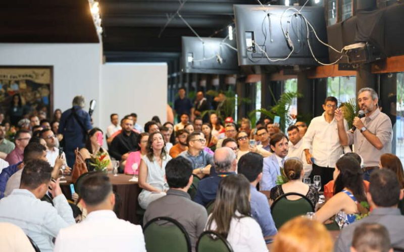 Elmano anuncia valorização de professores do Ceará com promoções e ampliação de carga horária