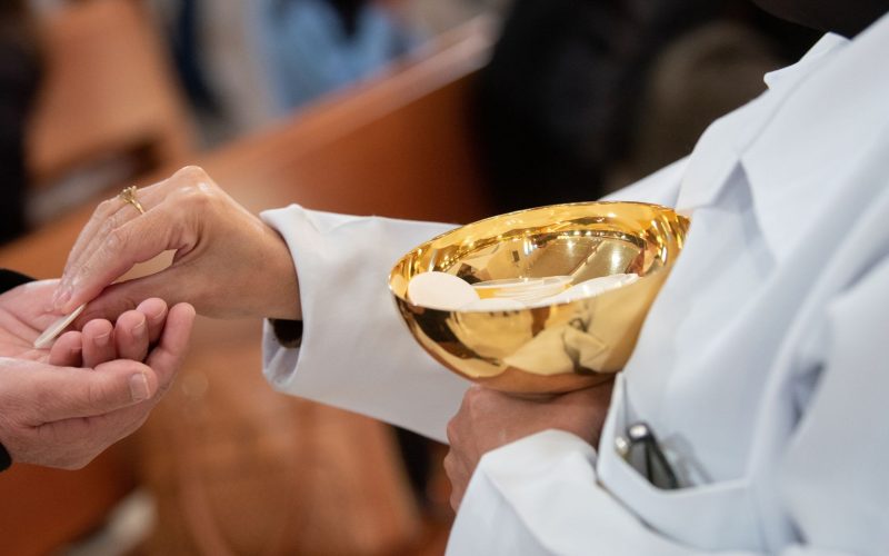 Trigo puro e água: entenda as regras de fabricação da hóstia da Igreja Católica