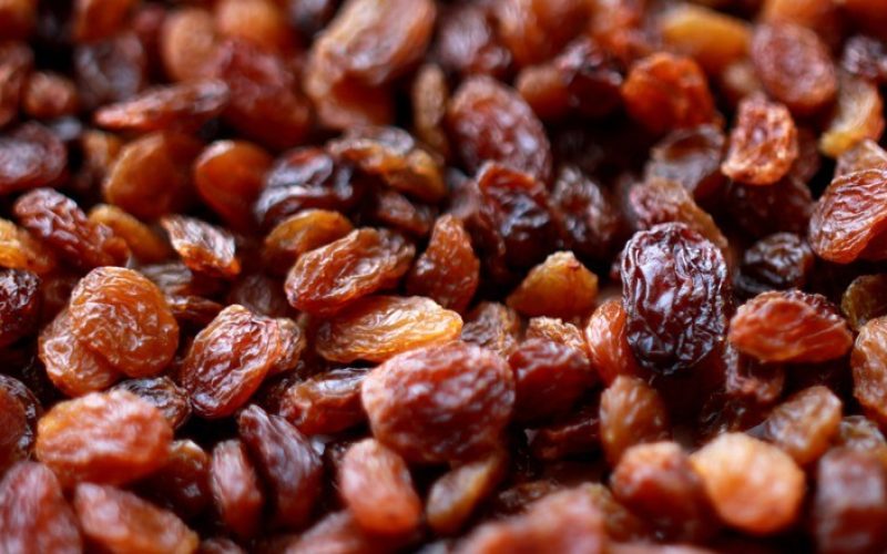 Como é feita a uva passa, ingrediente polêmico das festas de final de ano