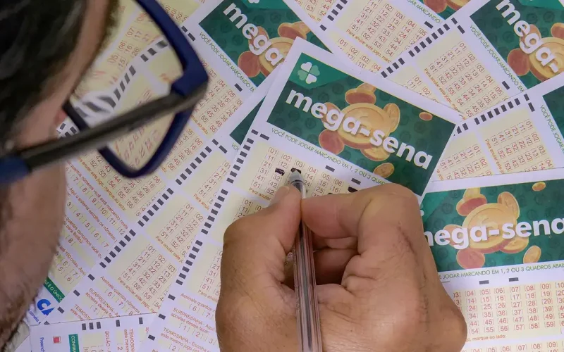 Mega-Sena pode pagar R$ 13,5 milhões em sorteio deste sábado (10)