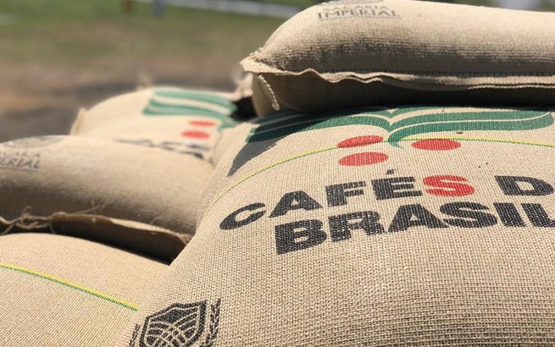 Exportação de café caiu 21% em 2025, mas receita bateu recorde