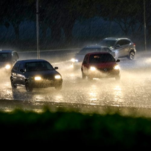 Tempo chuvoso exige mais cautela no trânsito; confira os cuidados básicos ao dirigir na chuva