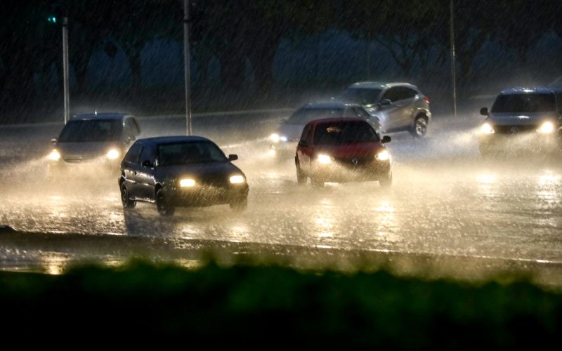Tempo chuvoso exige mais cautela no trânsito; confira os cuidados básicos ao dirigir na chuva