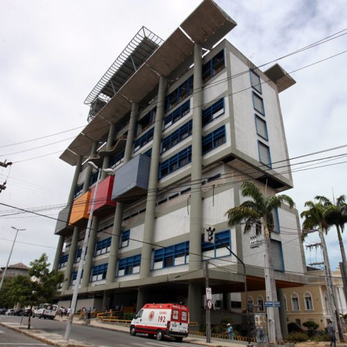 Homem morre após engasgar com espinha de peixe e engolir pedra para tentar desobstruir garganta