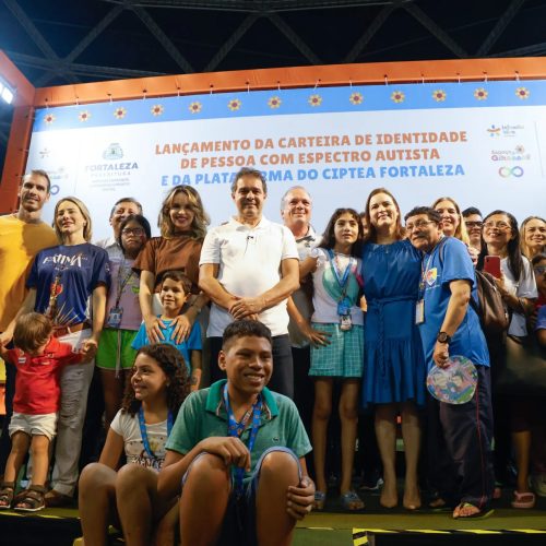 Prefeito Evandro entrega 785 carteiras Ciptea e anuncia Espaço Girassol para julho