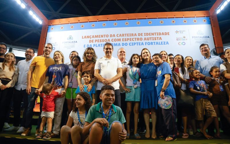 Prefeito Evandro entrega 785 carteiras Ciptea e anuncia Espaço Girassol para julho